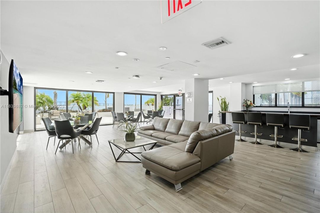 For Sale: $680,000 (2 beds, 2 baths, 1028 Square Feet)