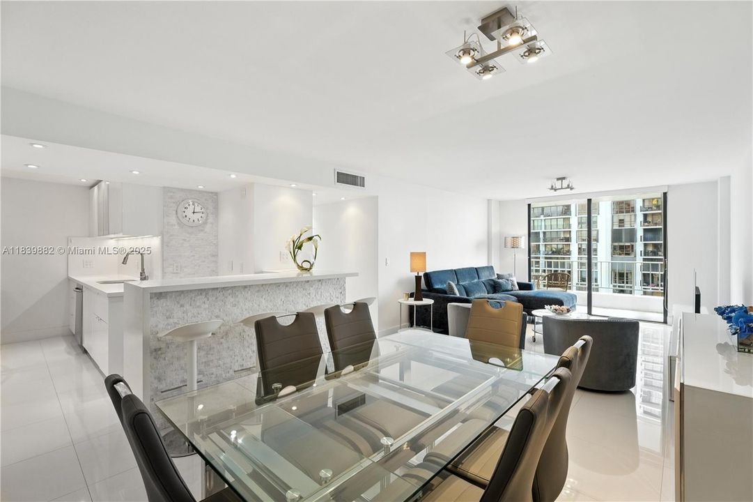 For Sale: $680,000 (2 beds, 2 baths, 1028 Square Feet)