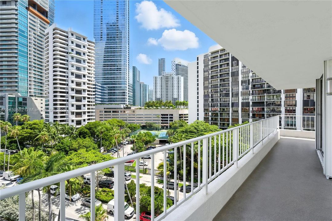 For Sale: $680,000 (2 beds, 2 baths, 1028 Square Feet)