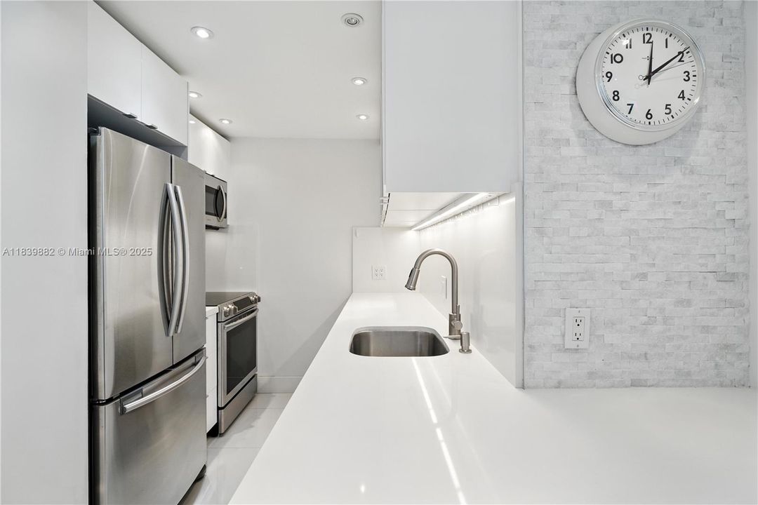 For Sale: $680,000 (2 beds, 2 baths, 1028 Square Feet)
