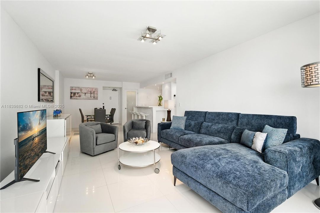 For Sale: $680,000 (2 beds, 2 baths, 1028 Square Feet)
