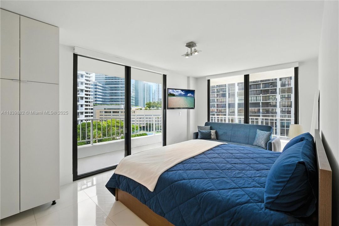 For Sale: $680,000 (2 beds, 2 baths, 1028 Square Feet)