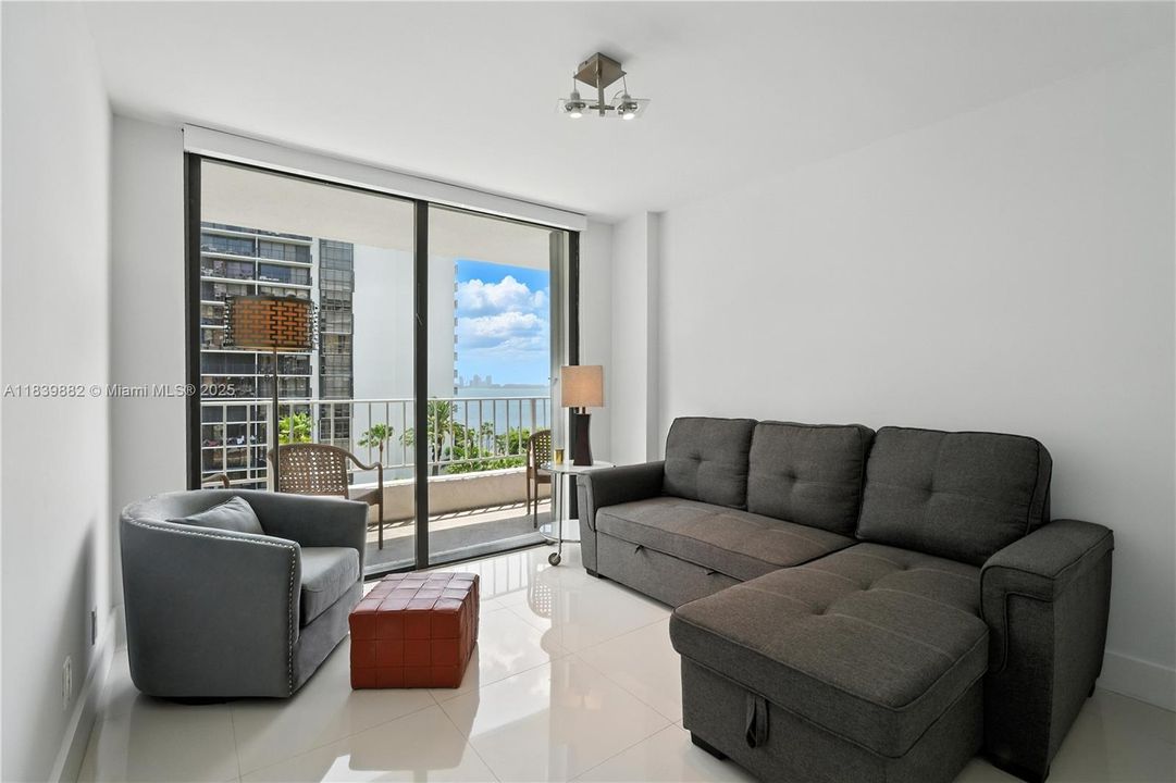 For Sale: $680,000 (2 beds, 2 baths, 1028 Square Feet)