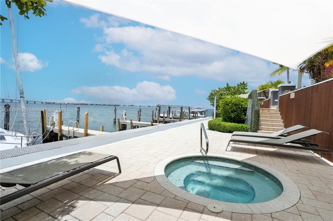 For Sale: $680,000 (2 beds, 2 baths, 1028 Square Feet)