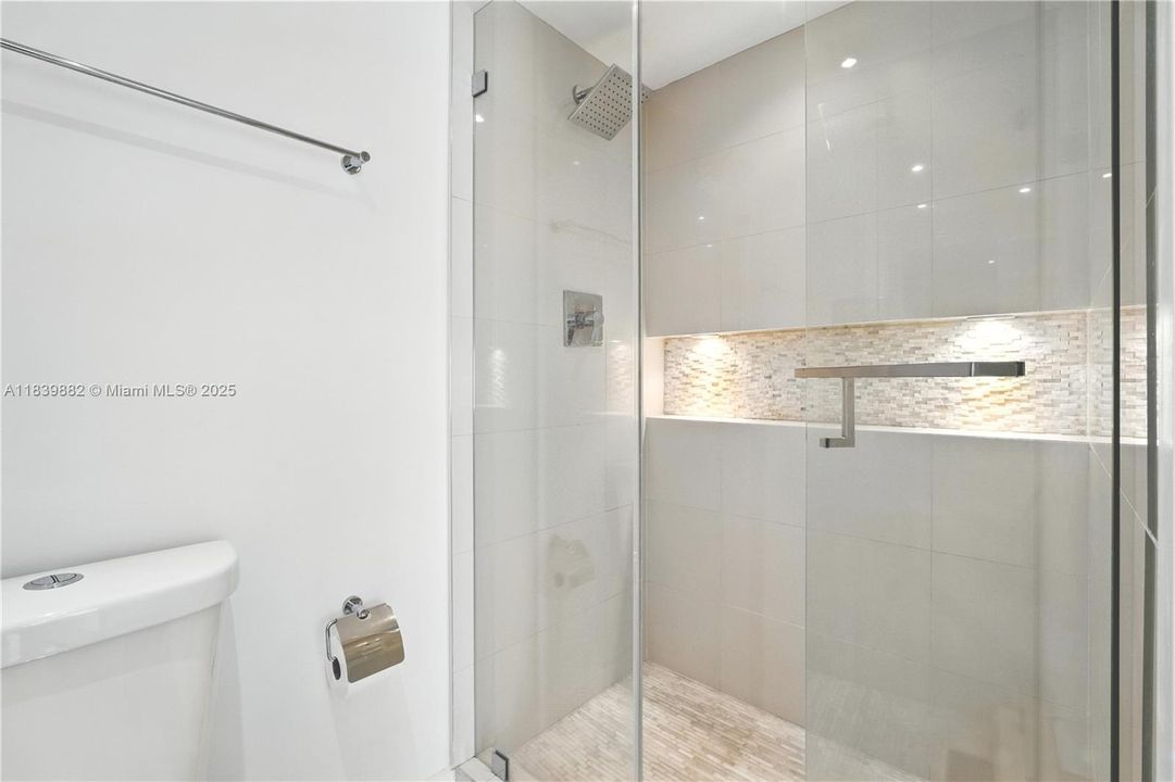 For Sale: $680,000 (2 beds, 2 baths, 1028 Square Feet)