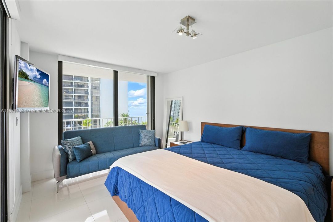 For Sale: $680,000 (2 beds, 2 baths, 1028 Square Feet)