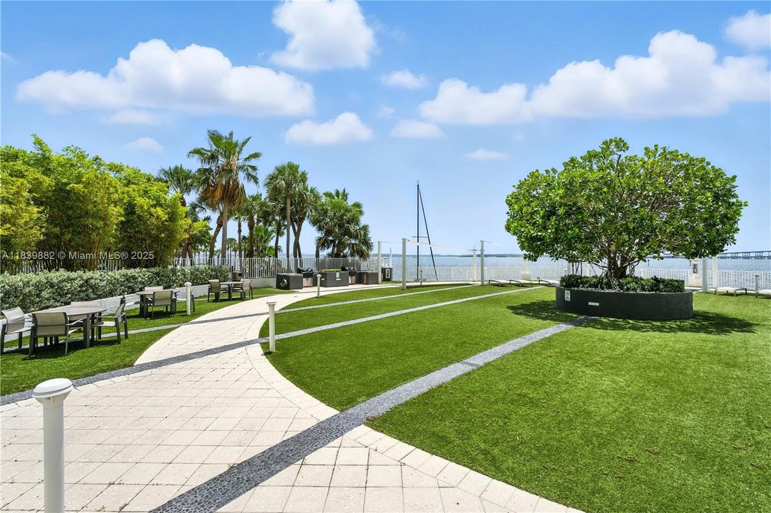 For Sale: $680,000 (2 beds, 2 baths, 1028 Square Feet)