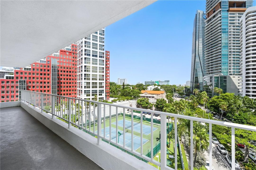 For Sale: $680,000 (2 beds, 2 baths, 1028 Square Feet)