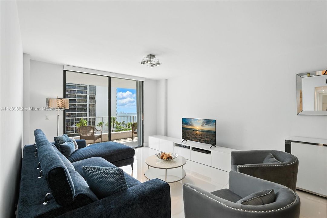 For Sale: $680,000 (2 beds, 2 baths, 1028 Square Feet)