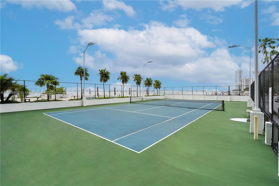 For Sale: $680,000 (2 beds, 2 baths, 1028 Square Feet)
