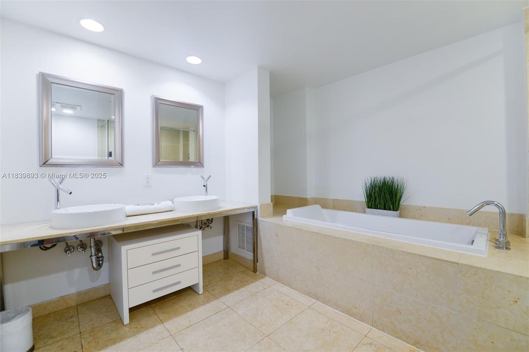 For Sale: $1,150,000 (2 beds, 2 baths, 1459 Square Feet)