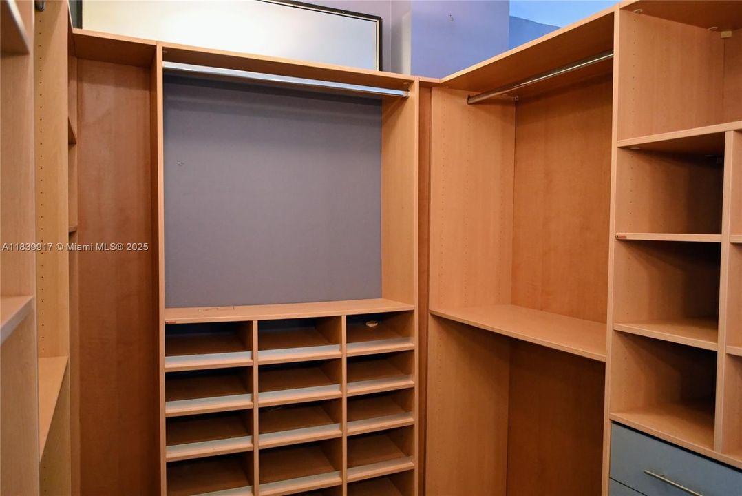 Activo con contrato: $239,000 (2 camas, 2 baños, 1712 Pies cuadrados)