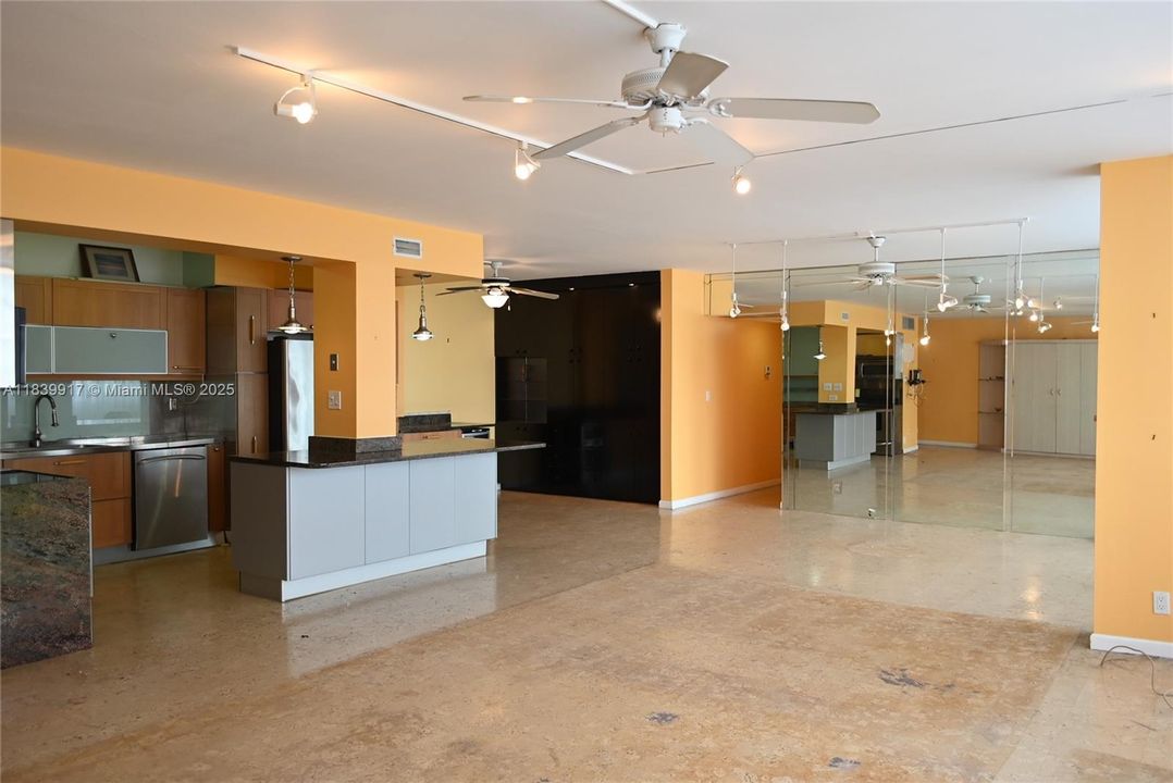 Activo con contrato: $239,000 (2 camas, 2 baños, 1712 Pies cuadrados)