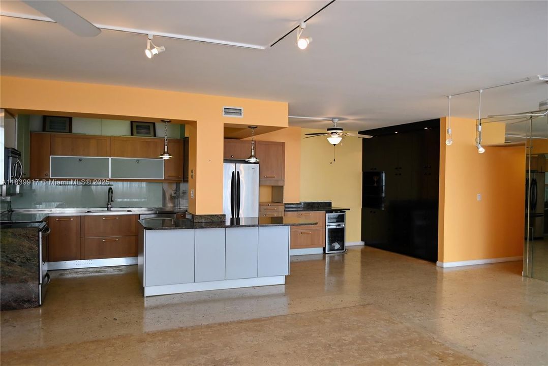 Activo con contrato: $239,000 (2 camas, 2 baños, 1712 Pies cuadrados)