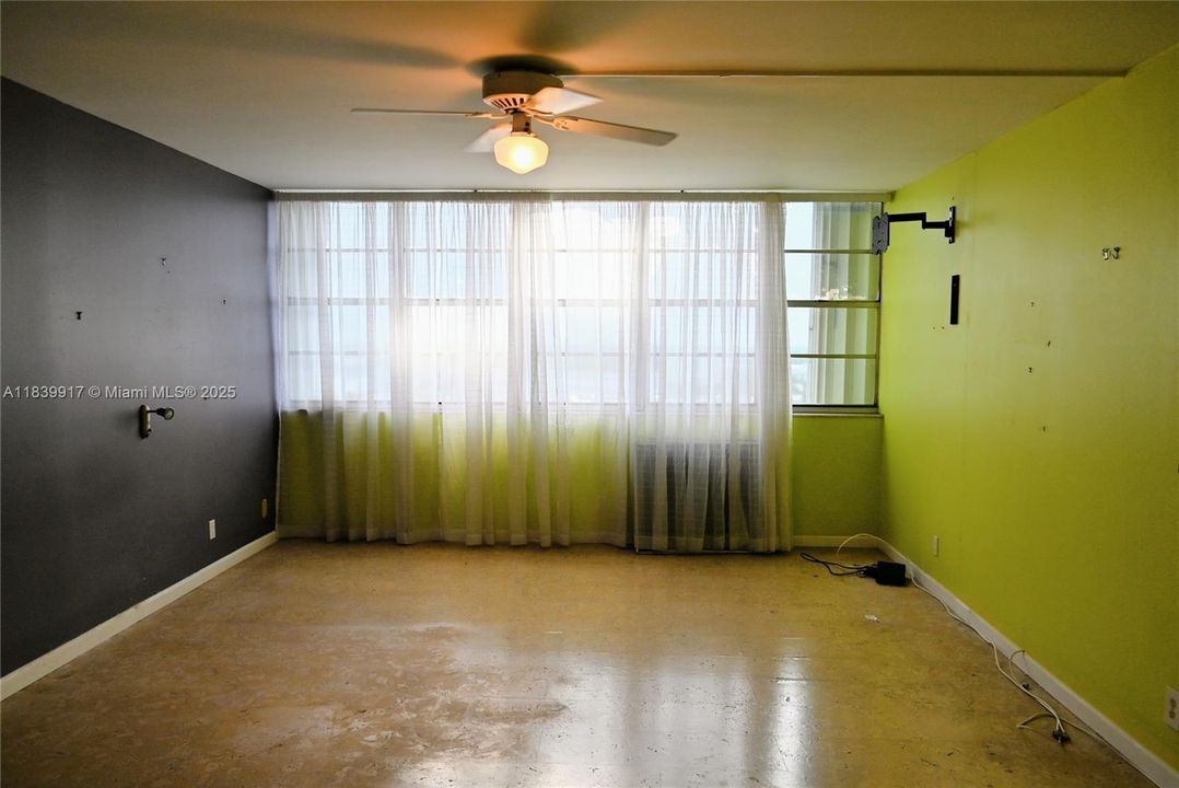 Activo con contrato: $239,000 (2 camas, 2 baños, 1712 Pies cuadrados)