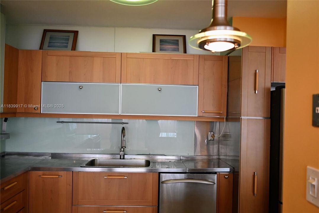 Activo con contrato: $239,000 (2 camas, 2 baños, 1712 Pies cuadrados)