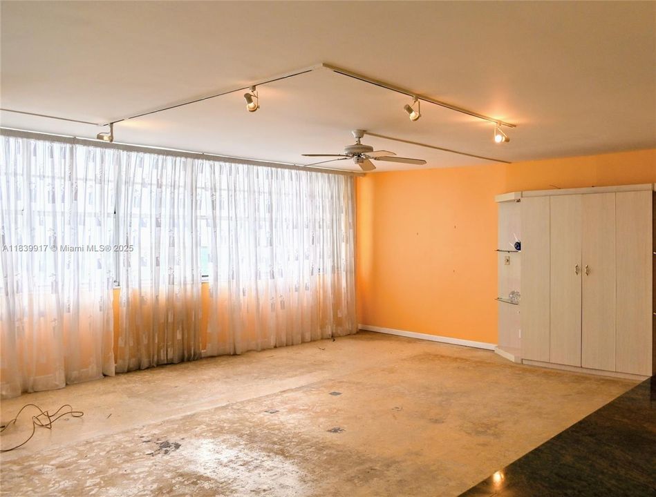 Activo con contrato: $239,000 (2 camas, 2 baños, 1712 Pies cuadrados)