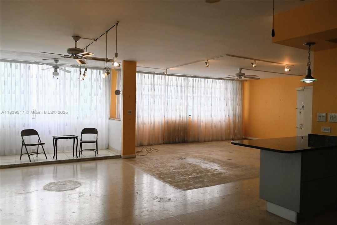 Activo con contrato: $239,000 (2 camas, 2 baños, 1712 Pies cuadrados)