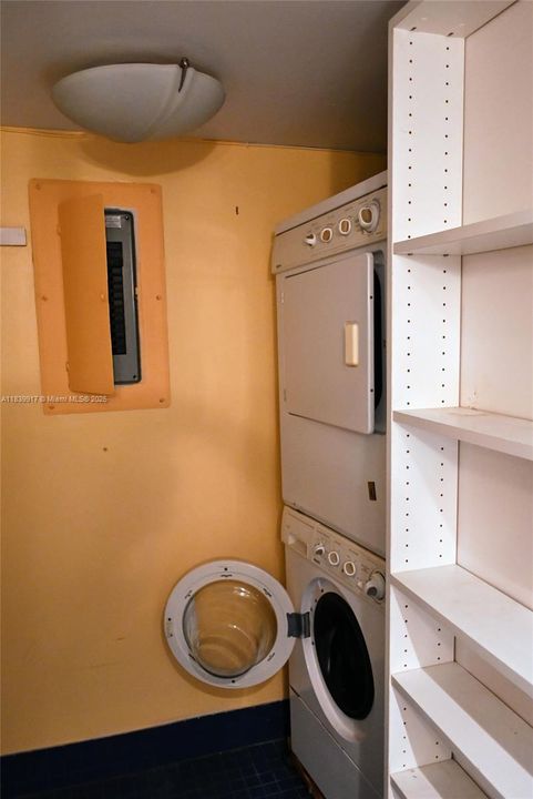 Activo con contrato: $239,000 (2 camas, 2 baños, 1712 Pies cuadrados)