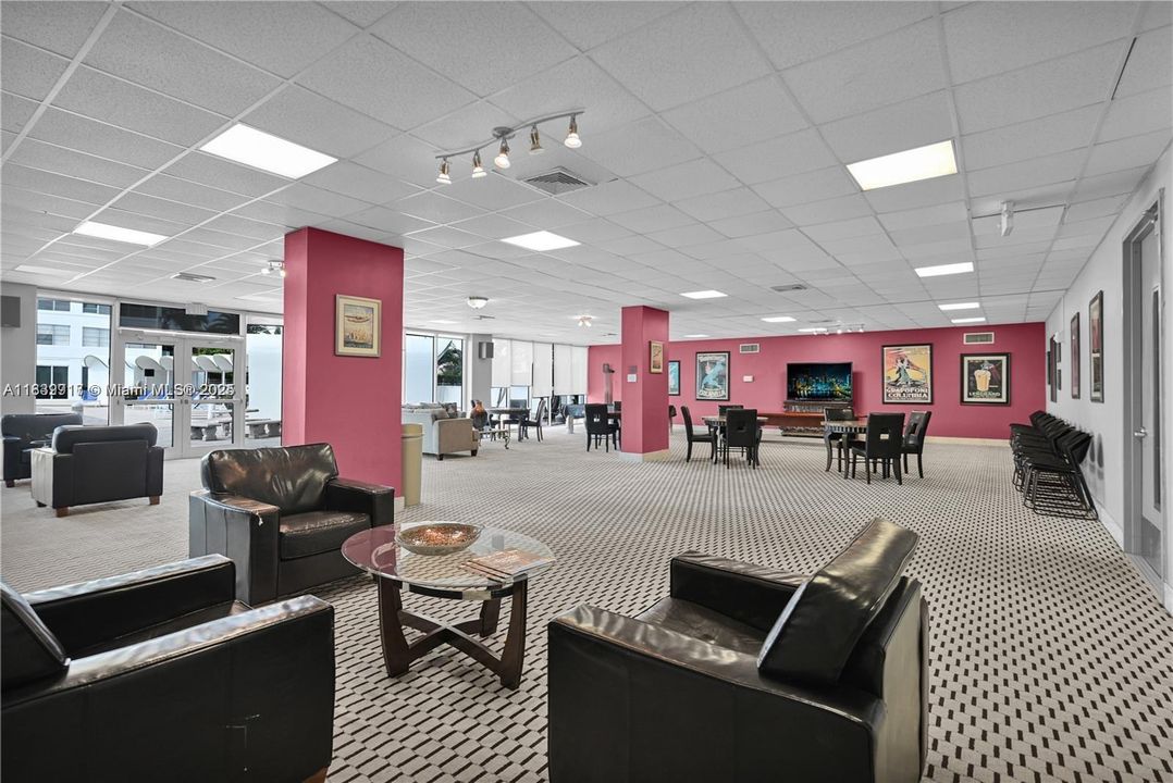 Activo con contrato: $239,000 (2 camas, 2 baños, 1712 Pies cuadrados)