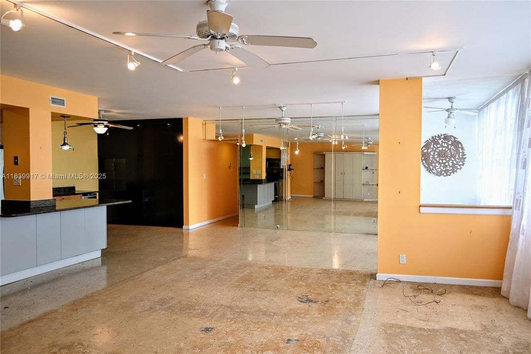 Activo con contrato: $239,000 (2 camas, 2 baños, 1712 Pies cuadrados)