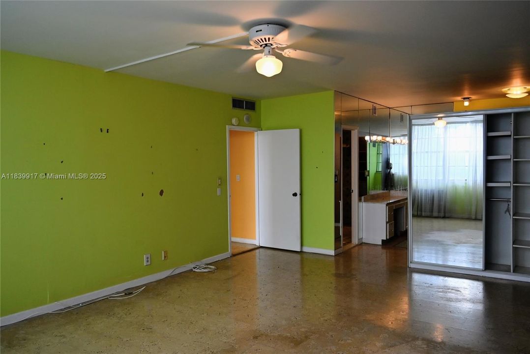 Activo con contrato: $239,000 (2 camas, 2 baños, 1712 Pies cuadrados)