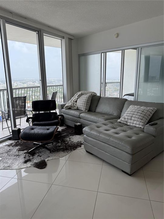 В аренду: $4,200 (2 спален, 2 ванн, 1048 Квадратных фут)