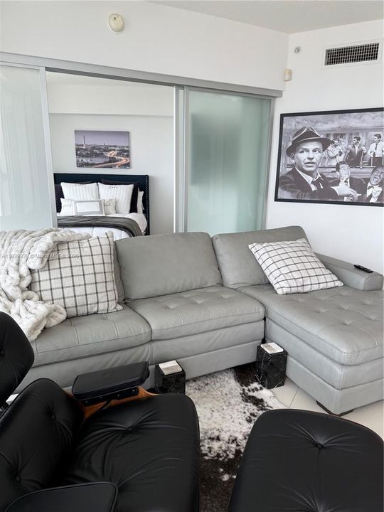 В аренду: $4,200 (2 спален, 2 ванн, 1048 Квадратных фут)