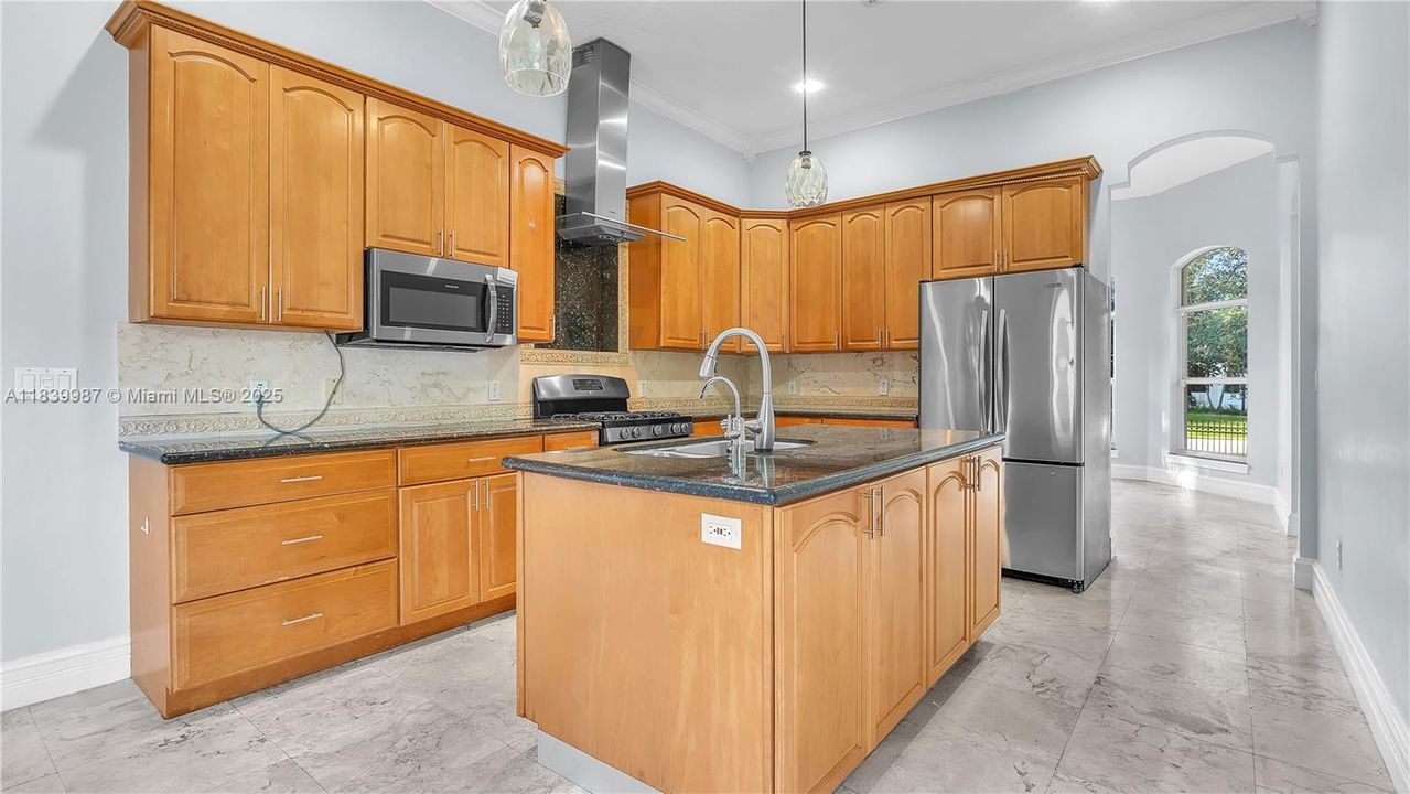 Recently Rented: $6,500 (6 beds, 4 baths, 3493 Square Feet)