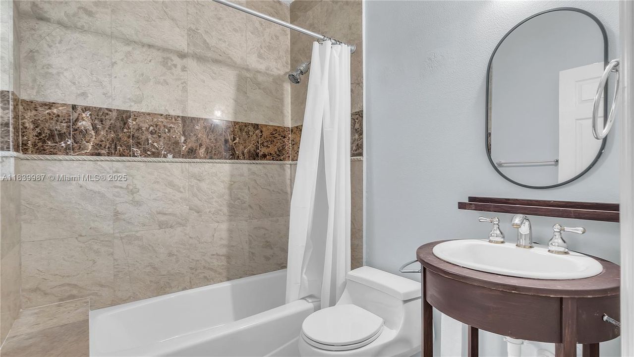 Recently Rented: $6,500 (6 beds, 4 baths, 3493 Square Feet)