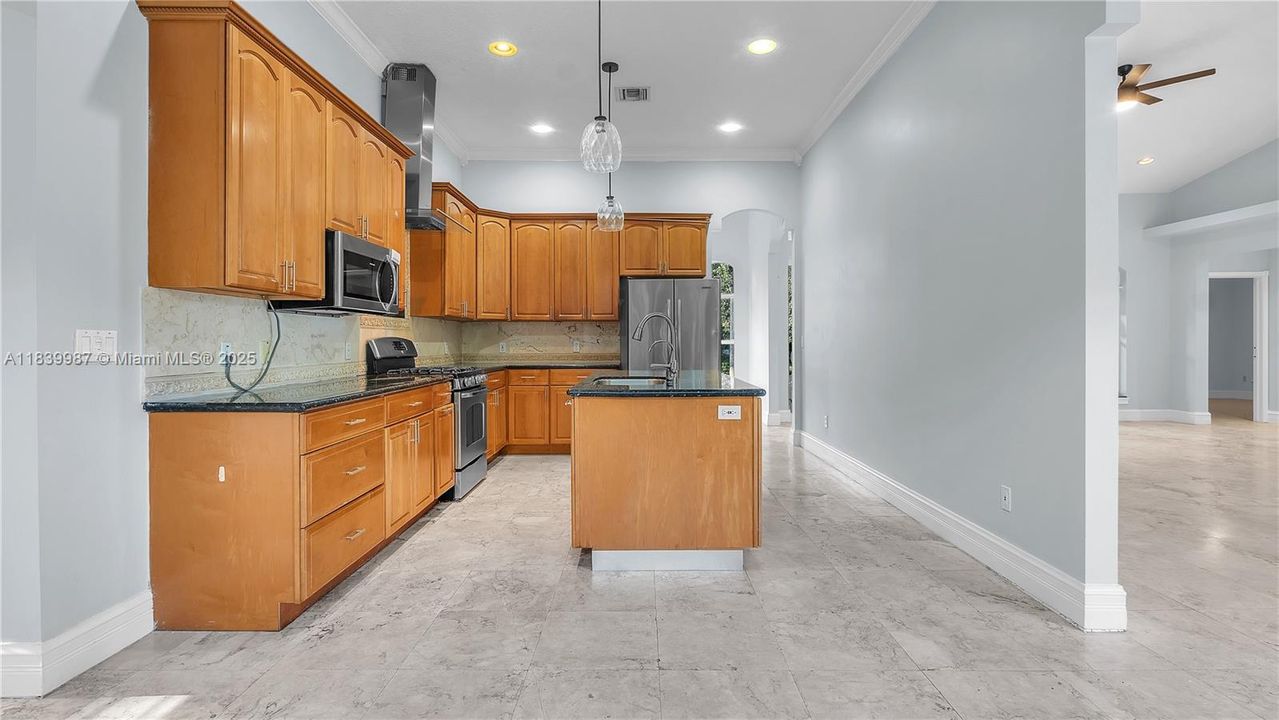 Recently Rented: $6,500 (6 beds, 4 baths, 3493 Square Feet)