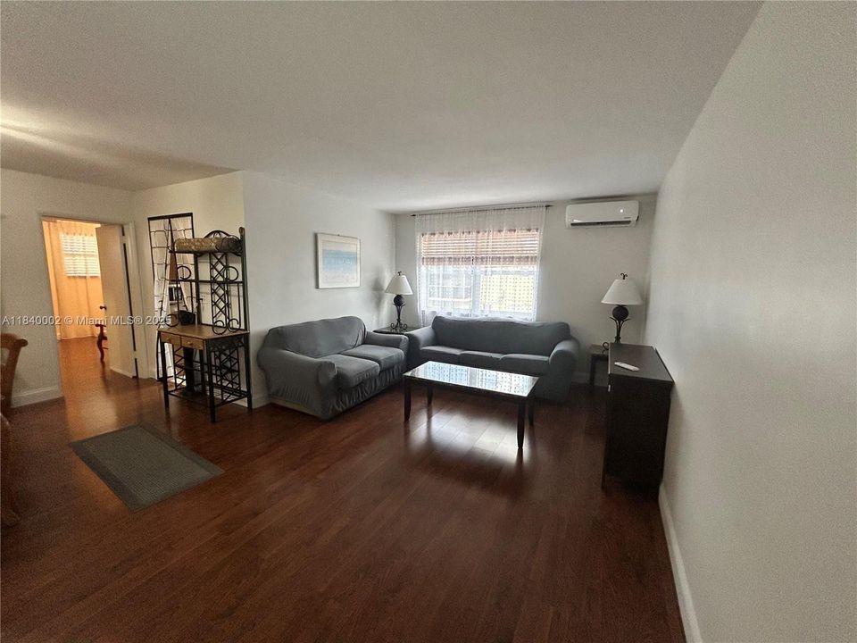 For Sale: $127,900 (1 beds, 1 baths, 665 Square Feet)