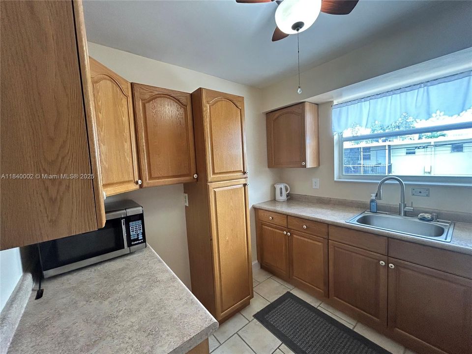For Sale: $127,900 (1 beds, 1 baths, 665 Square Feet)
