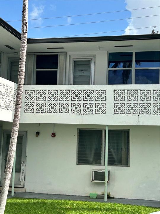 For Sale: $127,900 (1 beds, 1 baths, 665 Square Feet)