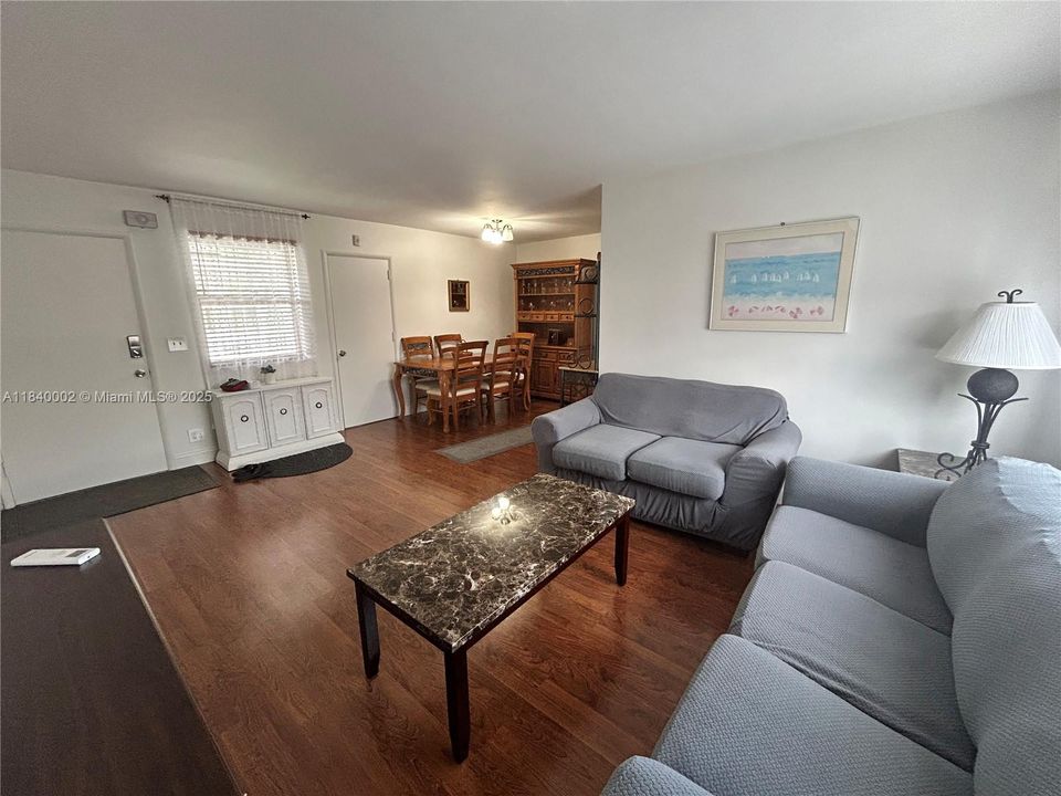 For Sale: $127,900 (1 beds, 1 baths, 665 Square Feet)