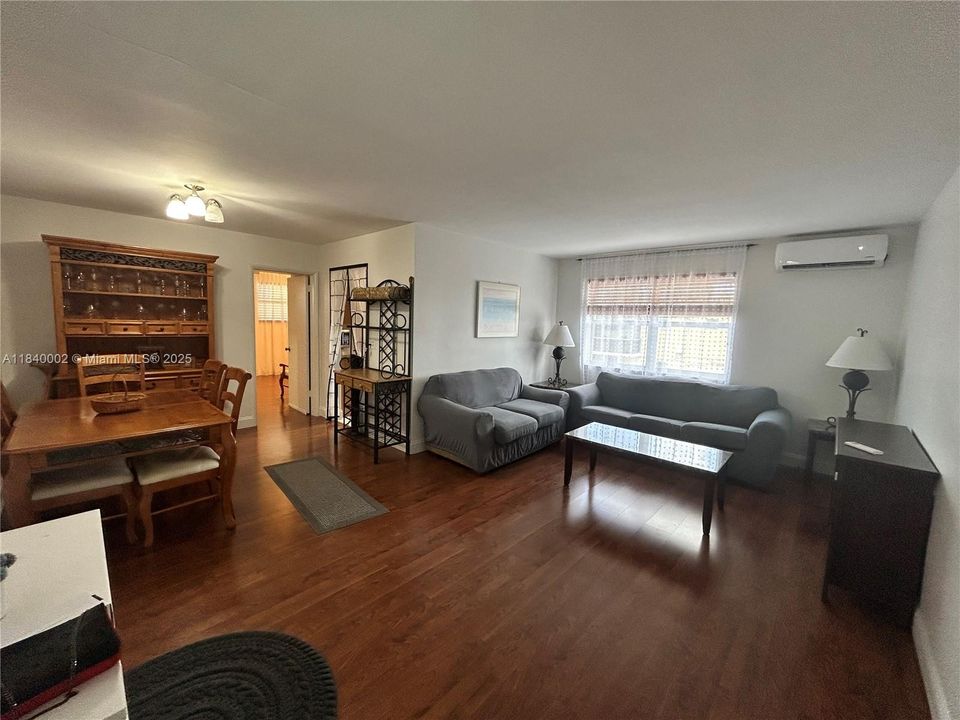 For Sale: $127,900 (1 beds, 1 baths, 665 Square Feet)