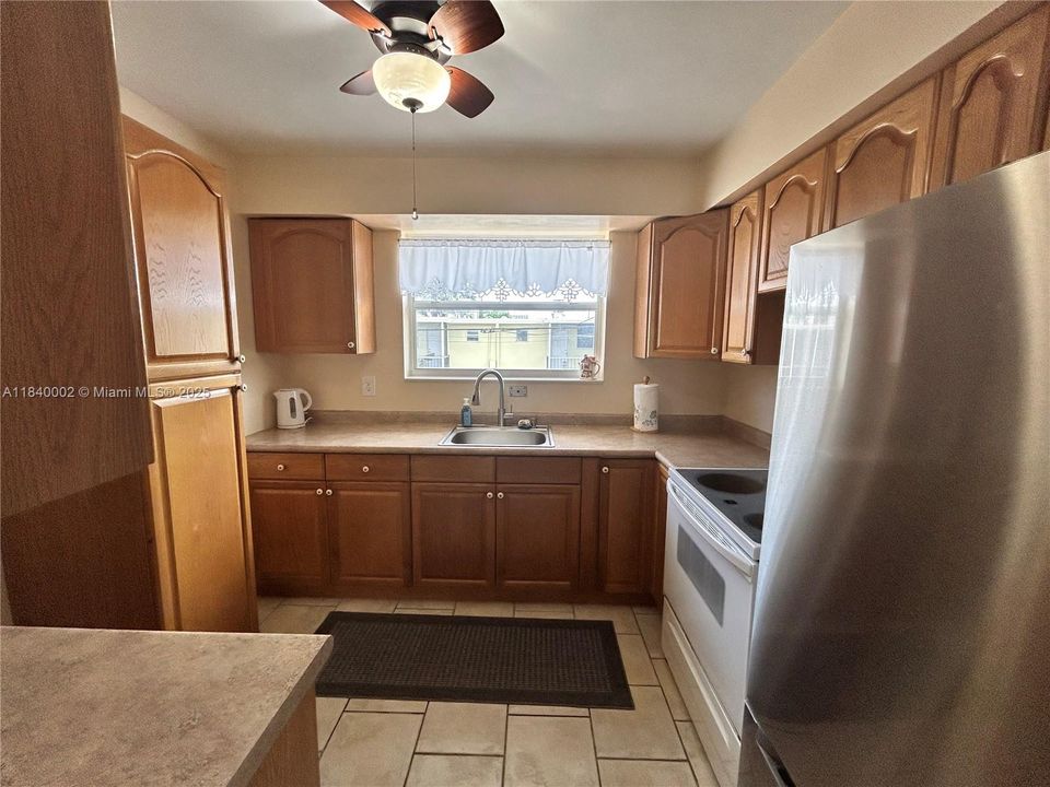 For Sale: $127,900 (1 beds, 1 baths, 665 Square Feet)