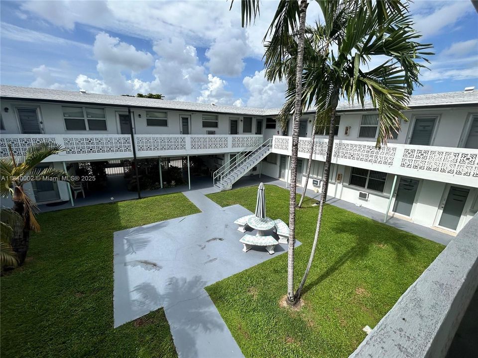 For Sale: $127,900 (1 beds, 1 baths, 665 Square Feet)