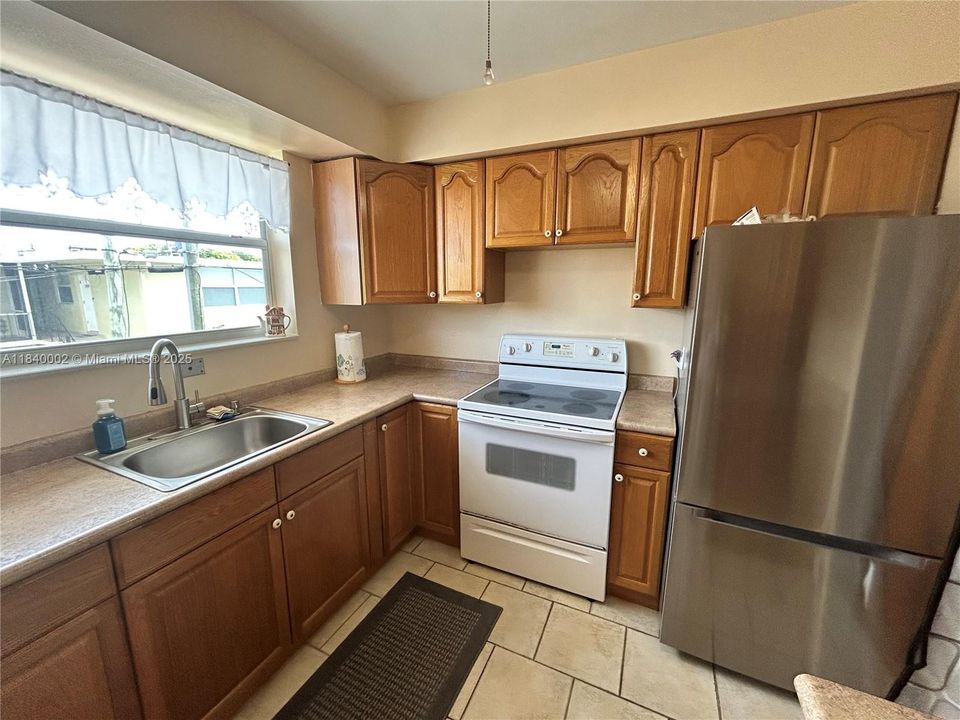 For Sale: $127,900 (1 beds, 1 baths, 665 Square Feet)