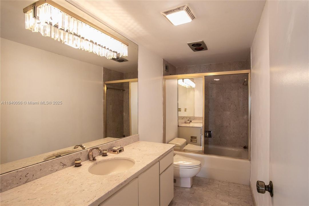 Activo con contrato: $399,000 (2 camas, 3 baños, 1950 Pies cuadrados)