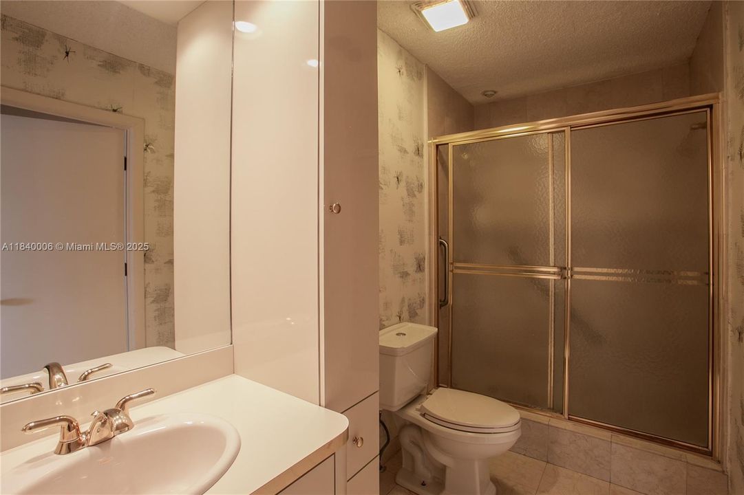 Activo con contrato: $399,000 (2 camas, 3 baños, 1950 Pies cuadrados)