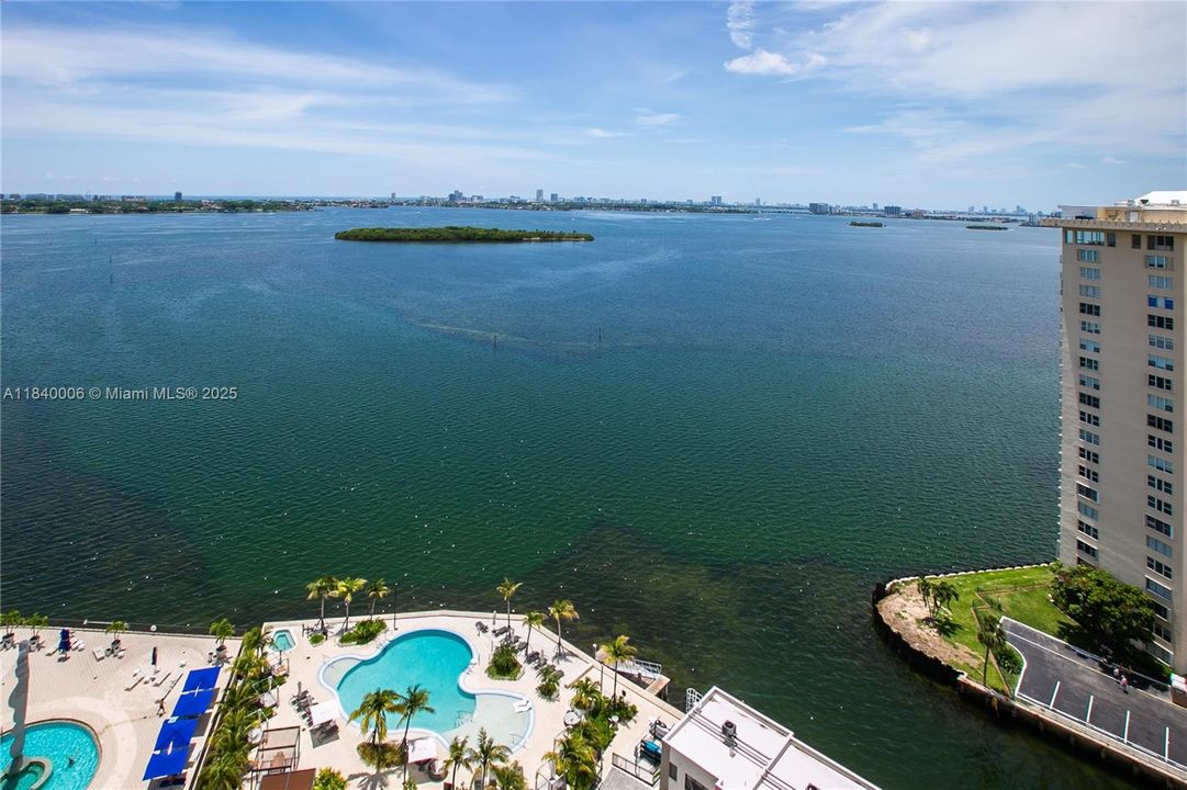 Activo con contrato: $399,000 (2 camas, 3 baños, 1950 Pies cuadrados)