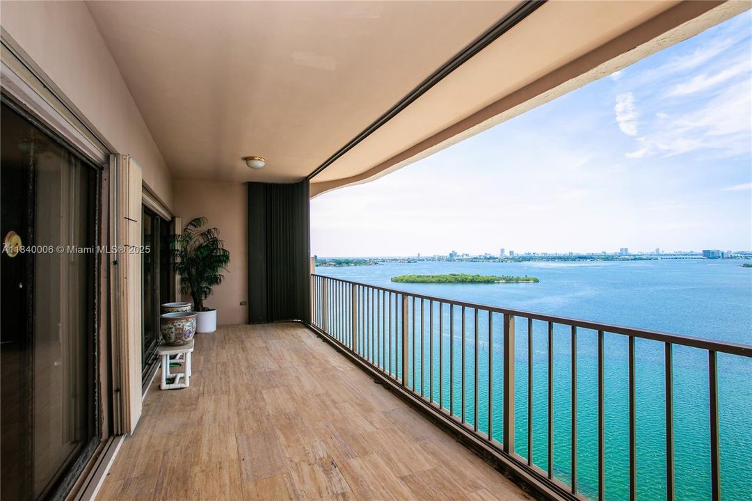 Activo con contrato: $399,000 (2 camas, 3 baños, 1950 Pies cuadrados)