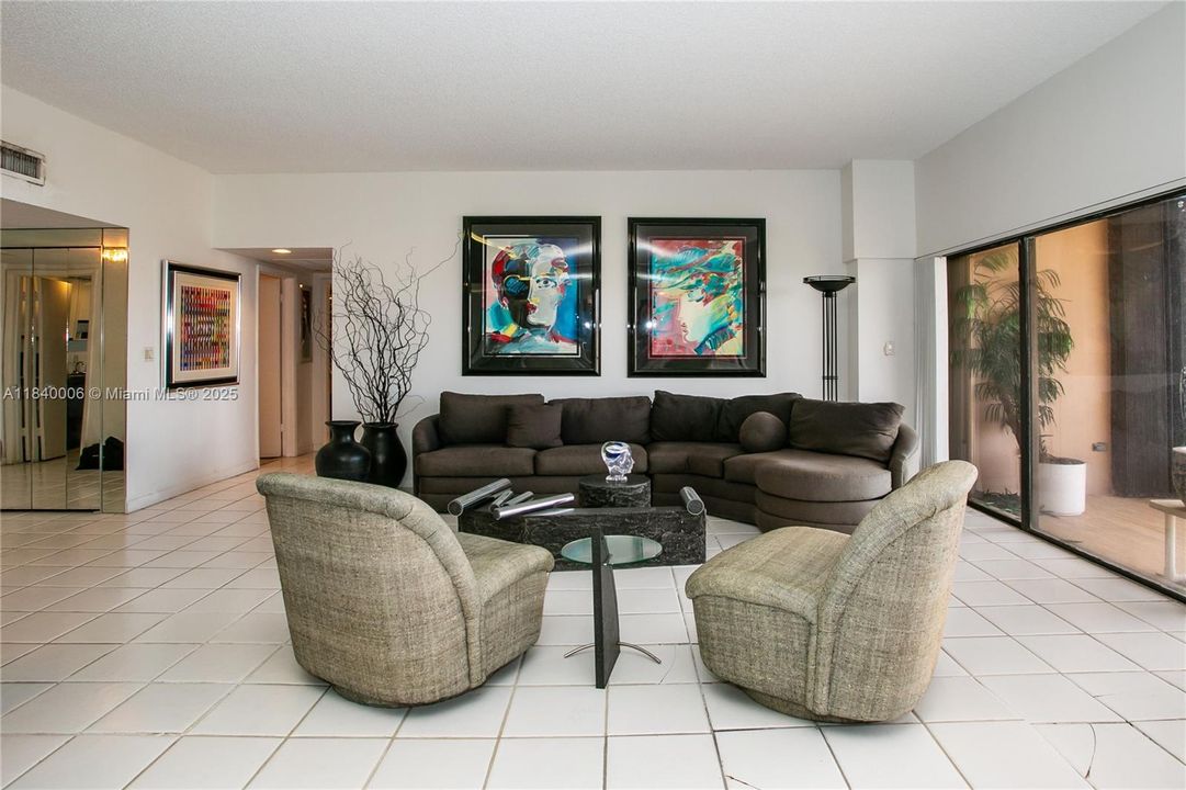 Activo con contrato: $399,000 (2 camas, 3 baños, 1950 Pies cuadrados)