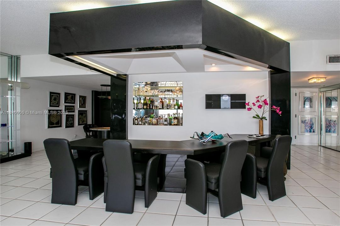 Activo con contrato: $399,000 (2 camas, 3 baños, 1950 Pies cuadrados)