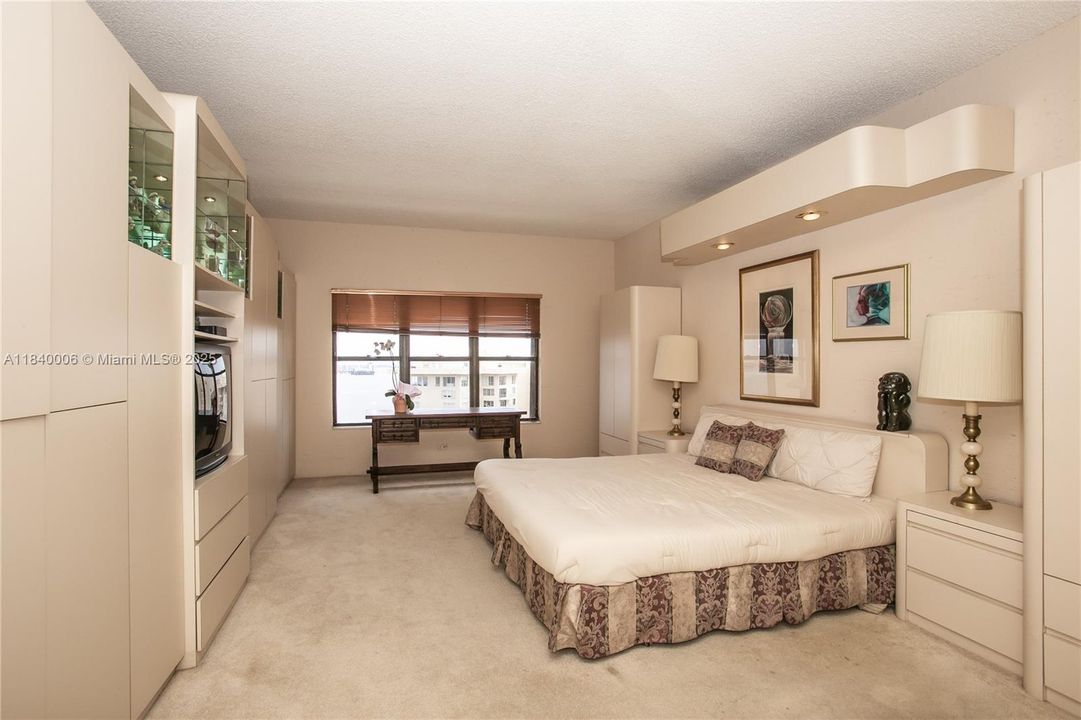 Activo con contrato: $399,000 (2 camas, 3 baños, 1950 Pies cuadrados)