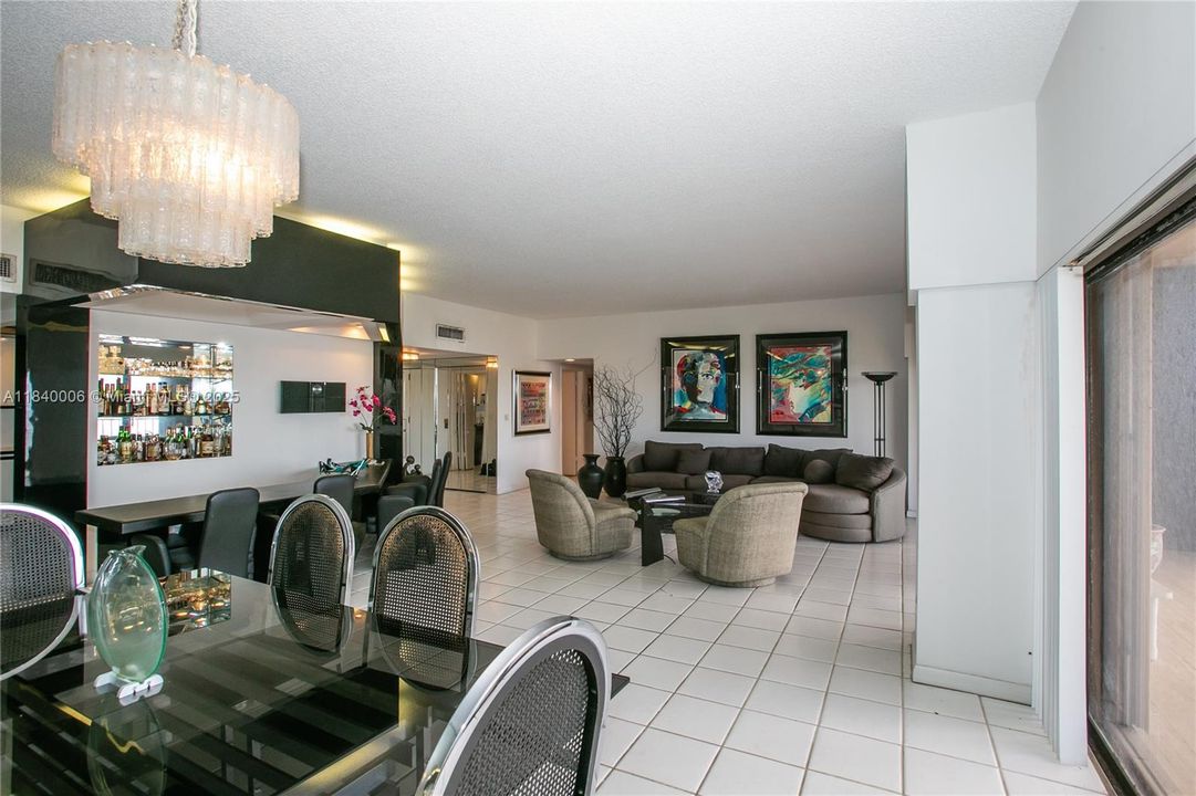 Activo con contrato: $399,000 (2 camas, 3 baños, 1950 Pies cuadrados)