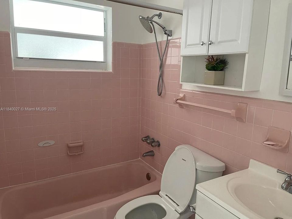 Recently Rented: $2,250 (2 beds, 1 baths, 953 Square Feet)