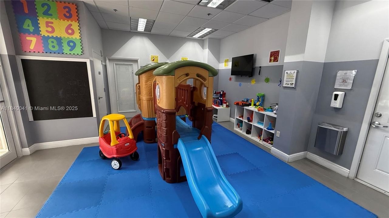 待售: $349,000 (0 贝兹, 1 浴室, 425 平方英尺)