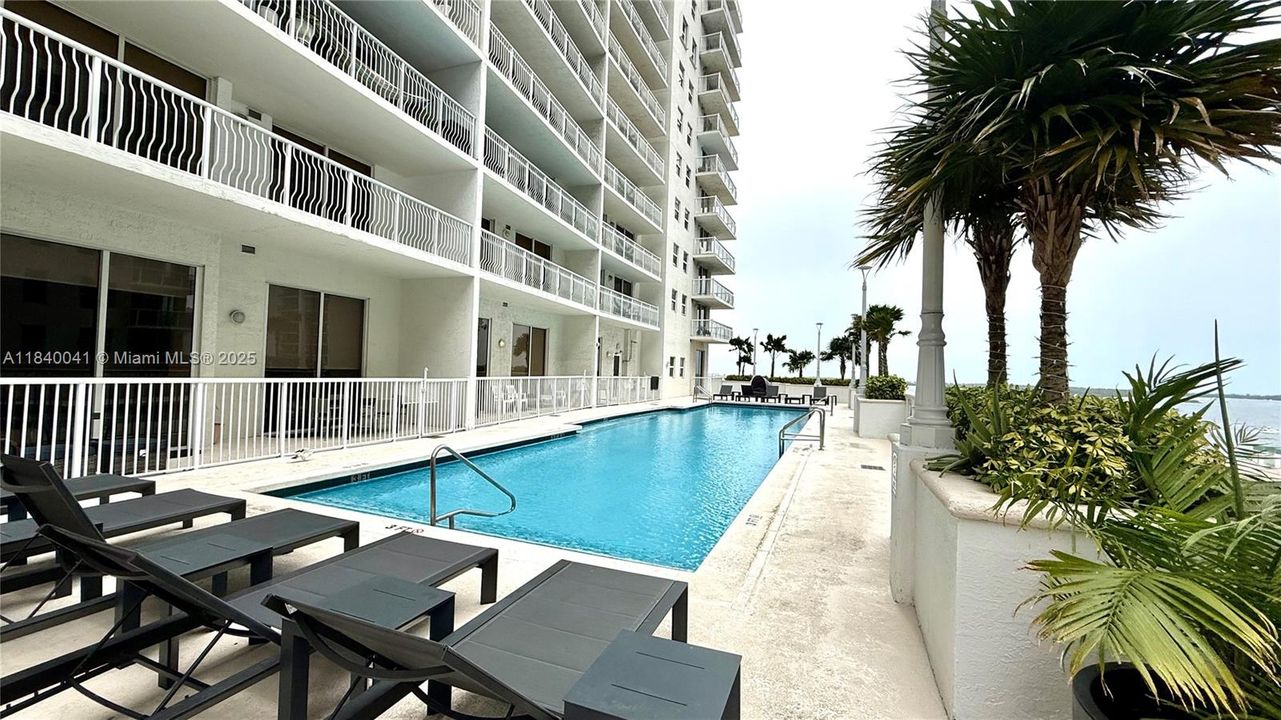 待售: $349,000 (0 贝兹, 1 浴室, 425 平方英尺)